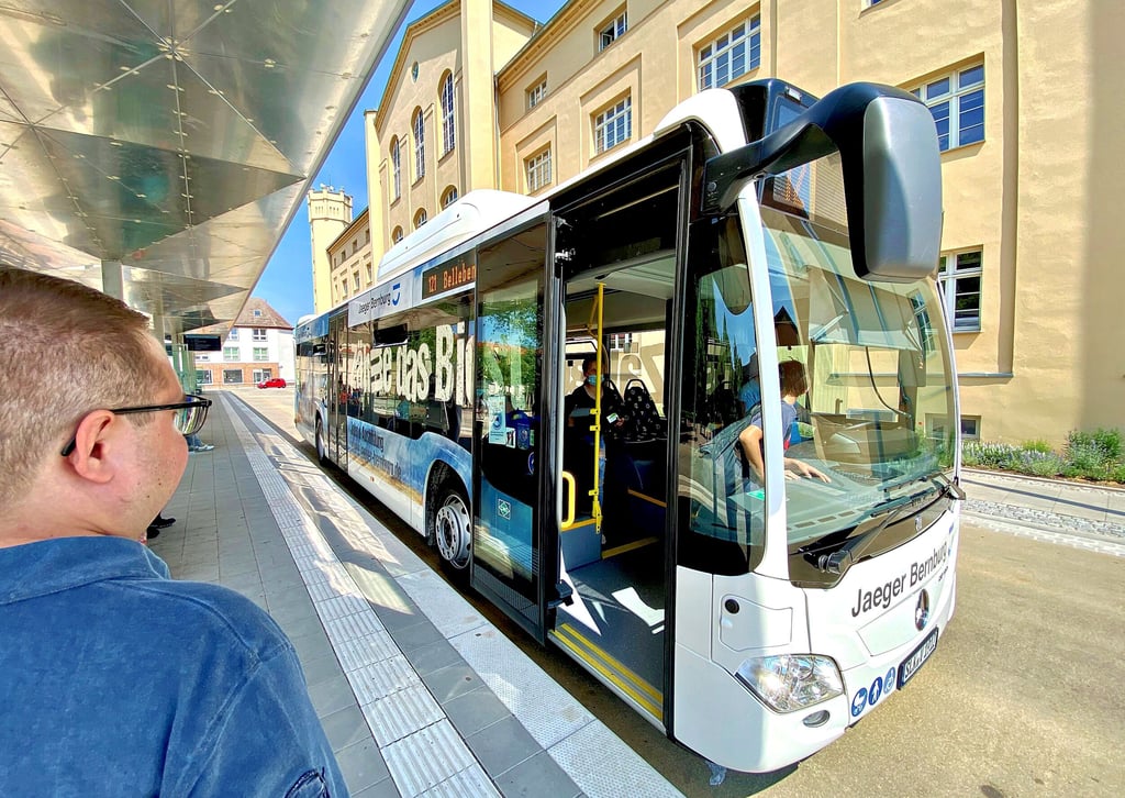 Busse der KVG wie hier am Busbahnhof in Bernburg könnten in ein paar Jahren mit grünem Wasserstoff im Tank fahren.