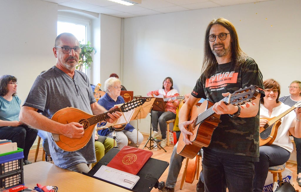 Dirigent Carsten John (l.) und Vereinschef Dirk Bunda wollen mit dem Mandolinenorchester Hohenmölsen am Wochenende im Bürgerhaus ein großes Jubiläumskonzert veranstalten. Grund ist das 90-jährige Bestehen des Orchesters.