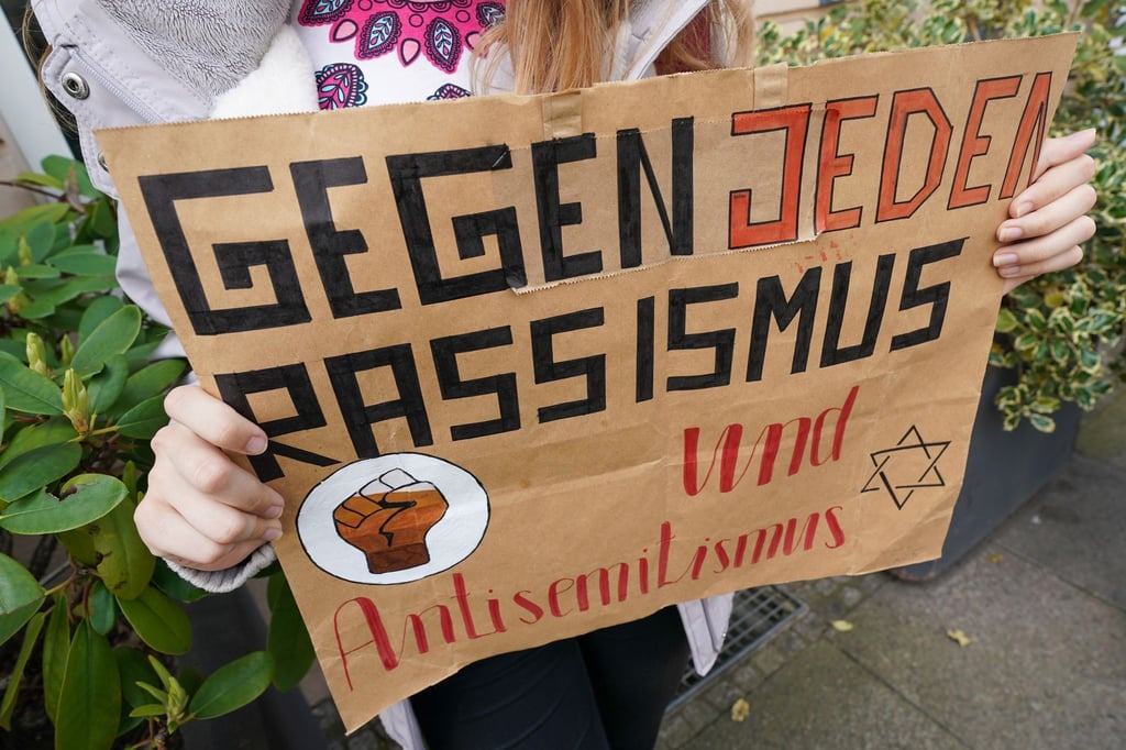 Ein Plakat bei einer Demonstration gegen Rassismus in Halle.