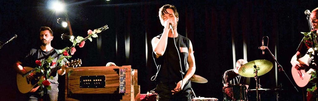 Mit Gefühl und Tiefgründigkeit begeisterte Tom Schilling das Publikum bei seinem „Epithymia“ Konzert im Club Hanseat in Salzwedel.