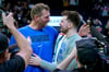 NBA-Legende Dirk Nowitzki (l) umarmte nach dem Spiel Mavs-Starspieler Luka Doncic.