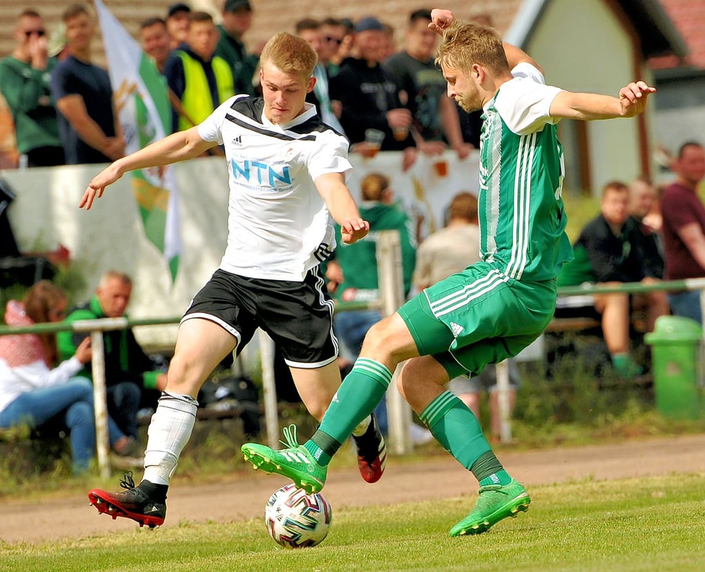Felix Fuhrmann (rechts) blieb hier nicht nur Zweikampfsieger. Mit seinem Tor zum 2:1 trug der Linksfuß maßgeblichen Anteil am Sieg der Klötzer.