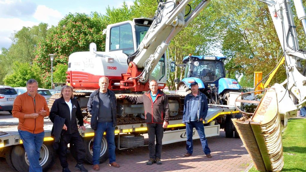 Die Firma Lati von Gerd Schulenburg (2. von links) unterhält die Gräben im Verbandsgebiet mit ihrer Technik, welche zum Jubiläum in Klietz präsentiert wurde. Im Vordergrund ein Bagger mit Mähkorb, der Traktor hinten trägt einen Schlegler.