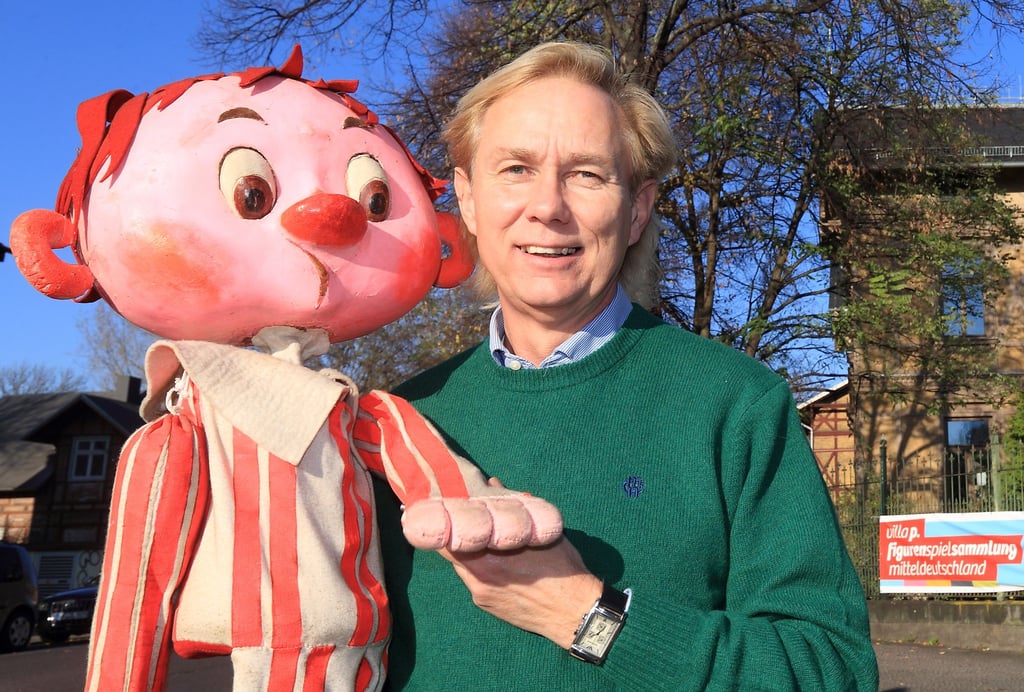 Michael Kempchen und Puppe - nach mehr als 30 Amtsjahren als Intendant des Magdeburger Puppentheaters tritt Kempchen 2023 in den Ruhestand ab.