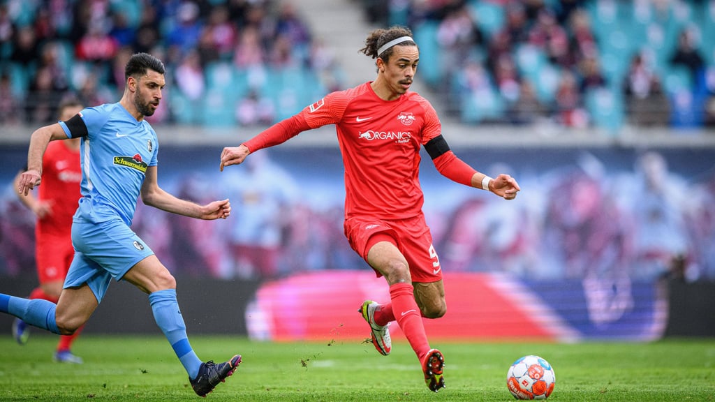 RB Leipzigs Yussuf Poulsen (r.) beim letzten Duell mit Freiburg.