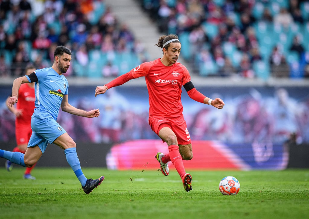 RB Leipzigs Yussuf Poulsen (r.) beim letzten Duell mit Freiburg.