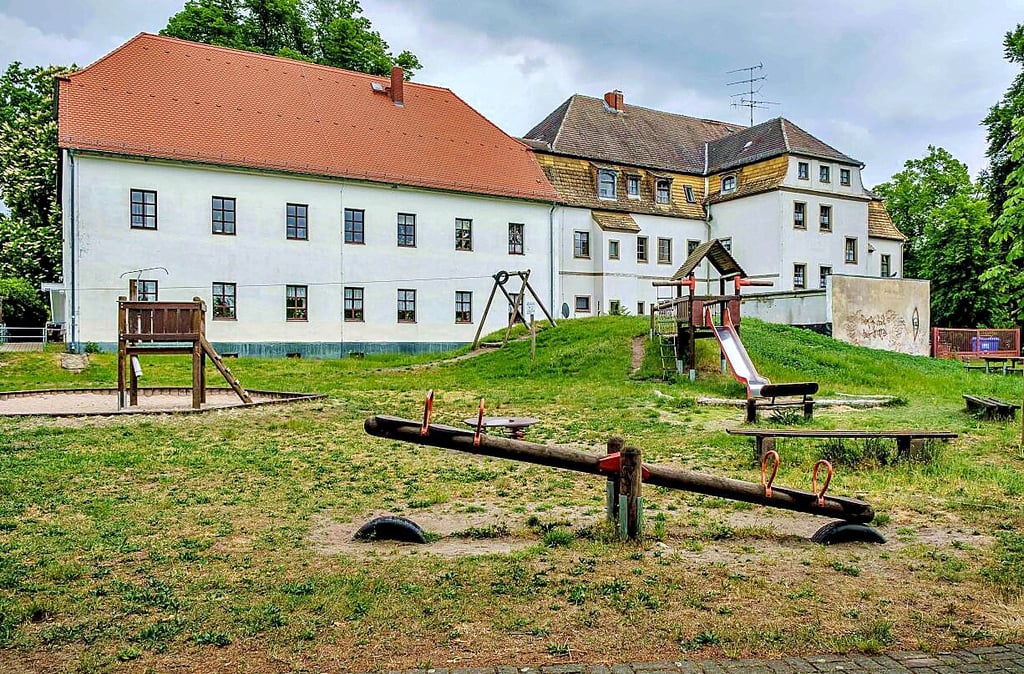 Der trostlose und veraltete Spielplatz in Radis soll erneuert werden.