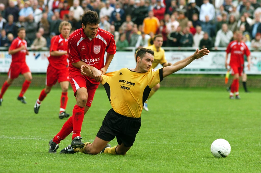Matthias Krause (r.) wird im Landespokalspiel mit Naumburg 05 am 3. Oktober 2006 gegen den Halleschen FC von Tobias Friedrich gefoult. Den anschließenden Elfmeter verwandelt Marc Eschrich zum 1:0. Endstand: 2:1 für die unterklassigen Gastgeber.