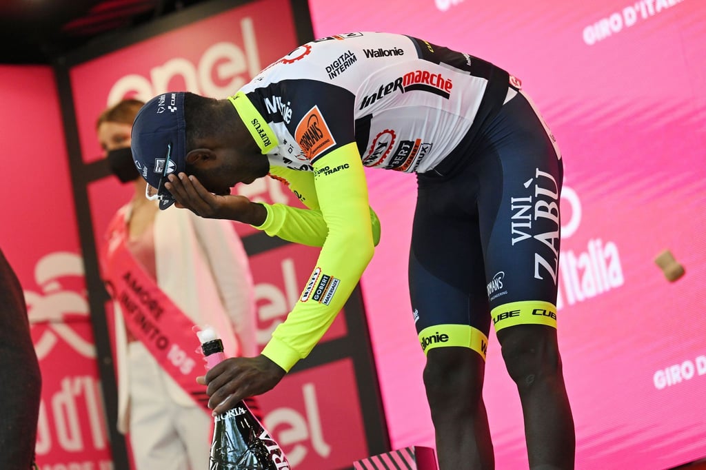 Biniam Girmay hatte sich nach seinem Etappensieg auf dem Podium den Korken des Siegersektes ins Auge geschossen.
