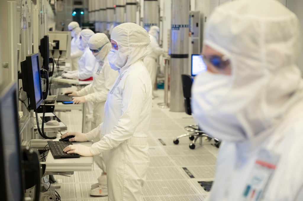 Mitarbeiter stellen die Chips in Reinräumen her. Der kleinste Fussel wäre ein Killer.