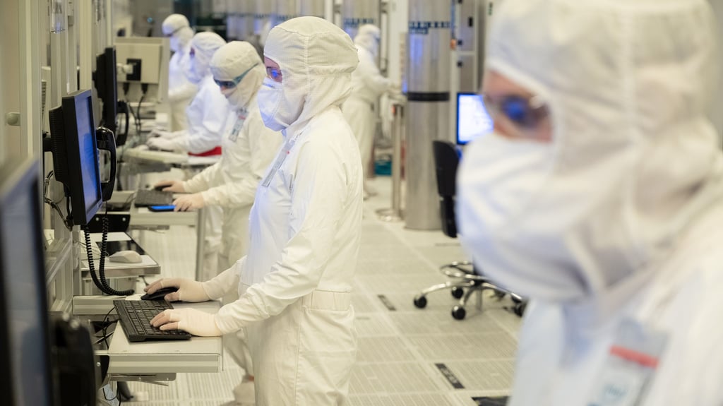 Mitarbeiter stellen die Chips in Reinräumen her. Der kleinste Fussel wäre ein Killer.