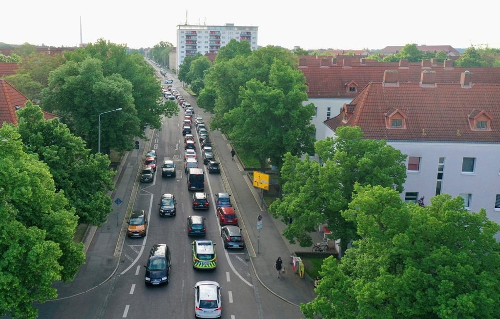 Der Süden steht im Stau - wie hier in der Diesterwegstraße. Vor allem im Berufsverkehr brauchen Autofahrer gaaaanz viel Geduld.