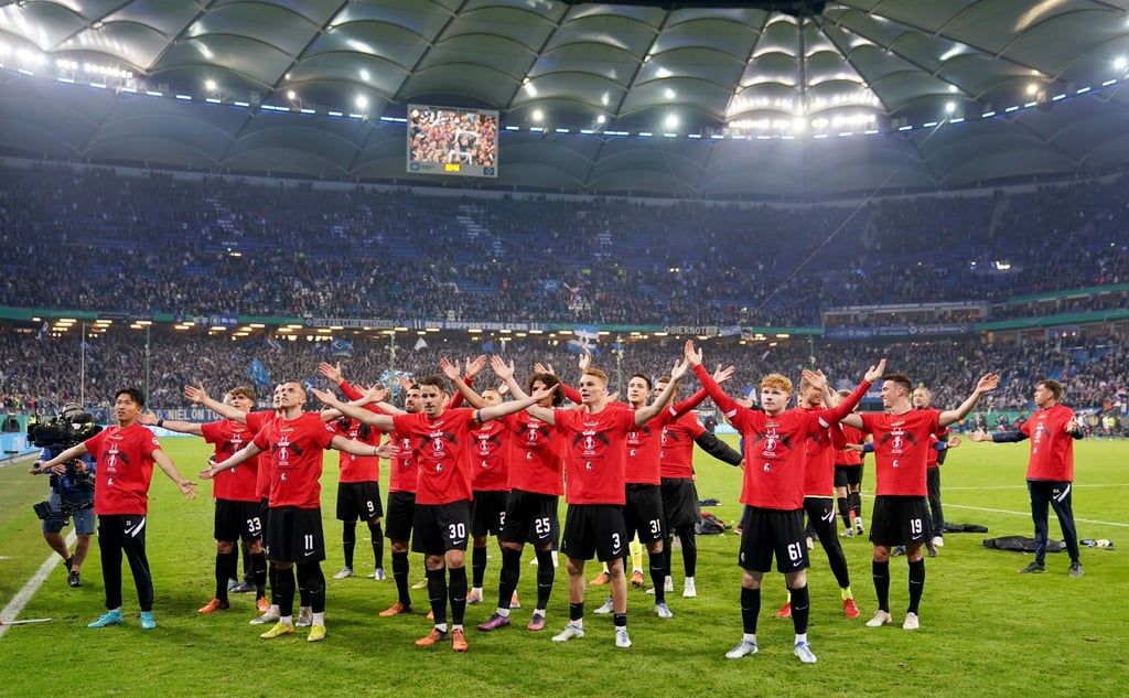 Die Spieler vom SC Freiburg feiern mit den Fans den Einzug ins Pokalfinale.