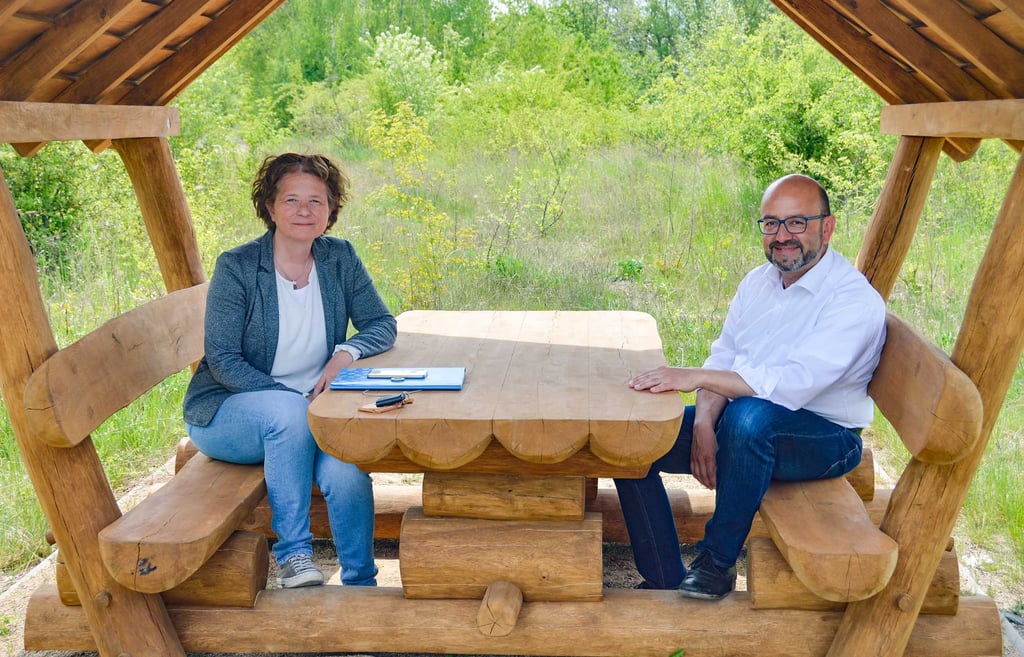 Ulrike Kalteich und Andy Haugk von der Kulturstiftung Hohenmölsen in der neuen Rasthütte unweit von Zembschen.