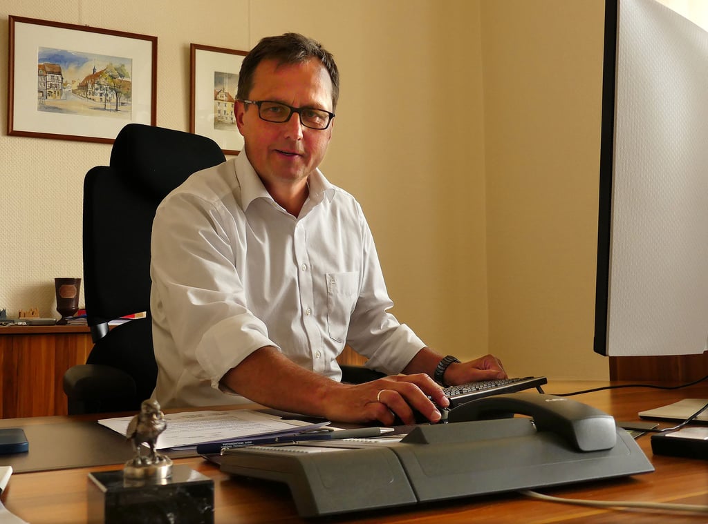 Seit Dienstag ist Oberbürgermeister Jens Bühligen wieder zurück an seinem Schreibtisch im Rathaus in Merseburg.