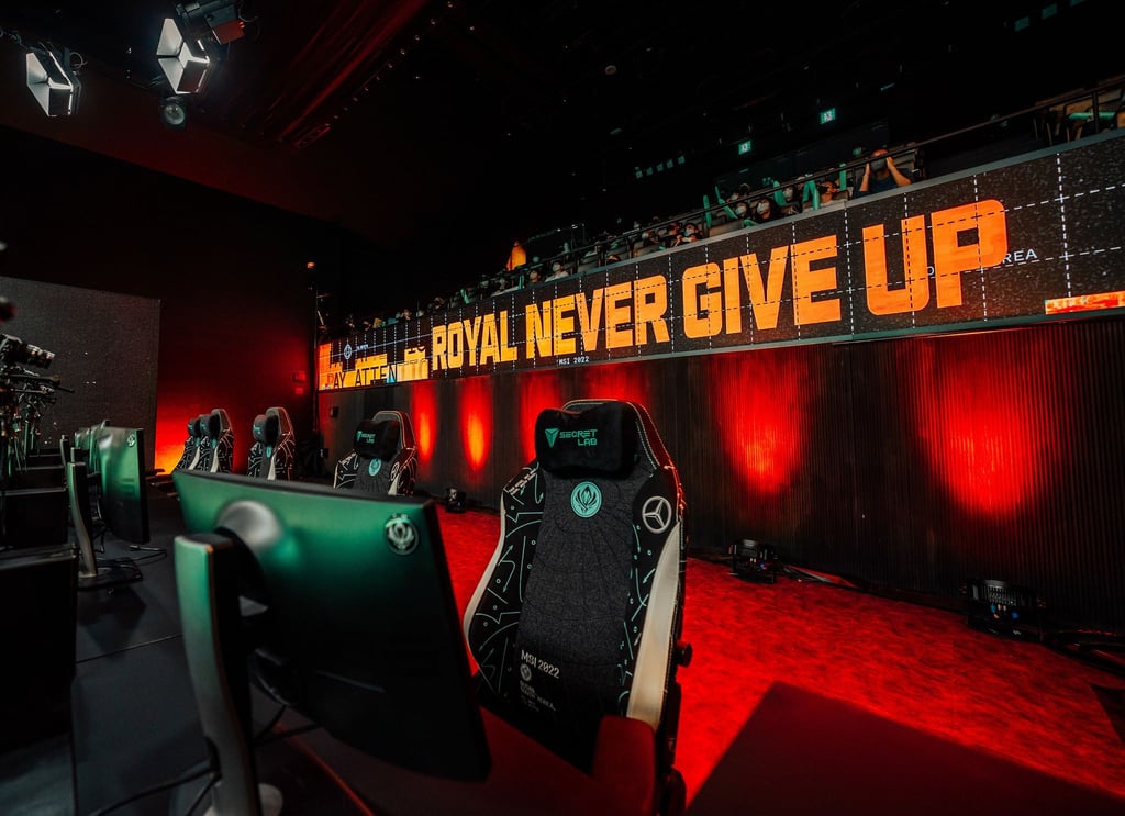 Die leeren Stühle beim LoL-Turnier MSI sorgen für ein Kuriosum: Aufgrund eines verpatzten Kompromisses müssen drei Spiele von RNG wiederholt werden.