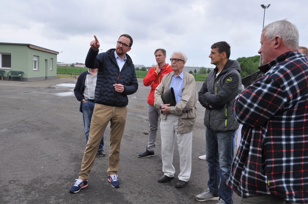 Die Mitglieder des Wirtschafts- und Umweltausschuss lassen sich von Geschäftsführer Christian Schneider erklären, wie bei Enertec Biogas produziert wird.