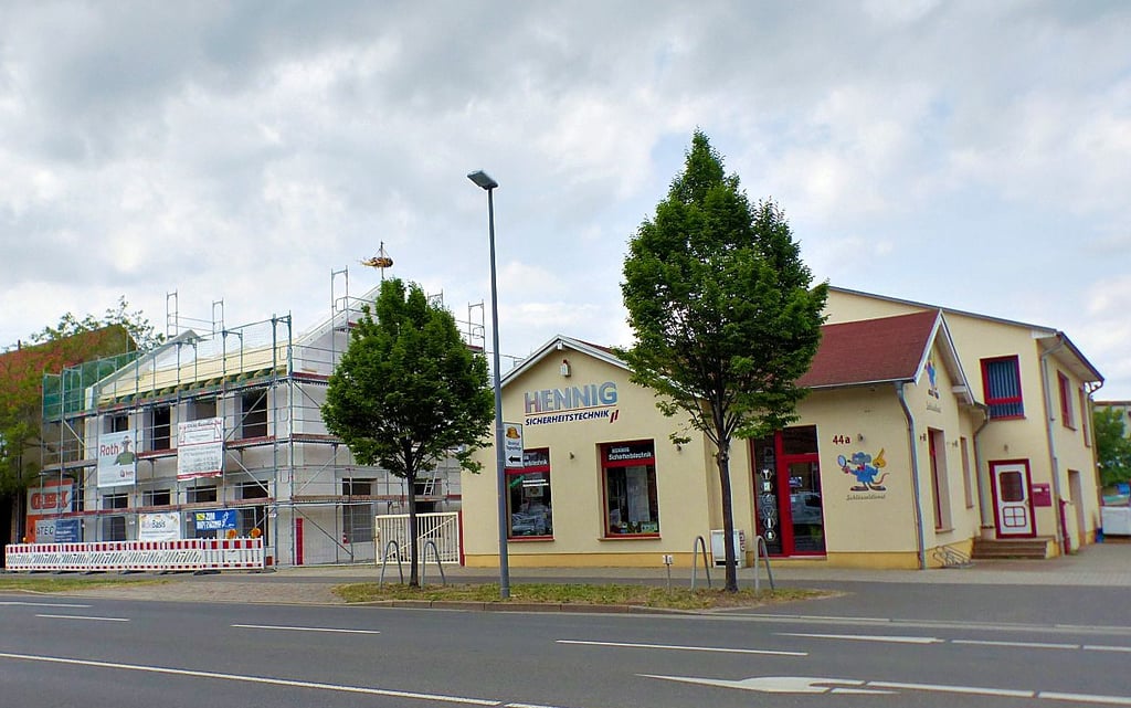Der Richtkranz schwebt über den Neubau.