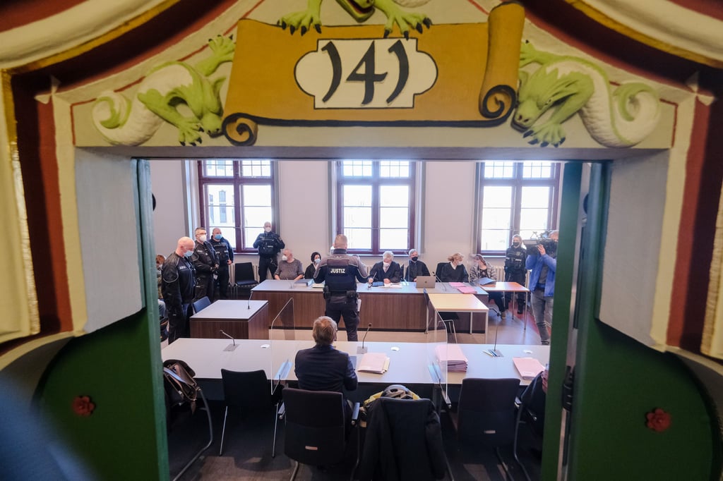 Ein Mord - drei Angeklagte: Der Prozess um die Tötung einer 52-Jährigen in Neustadt könnte sich verzögern.