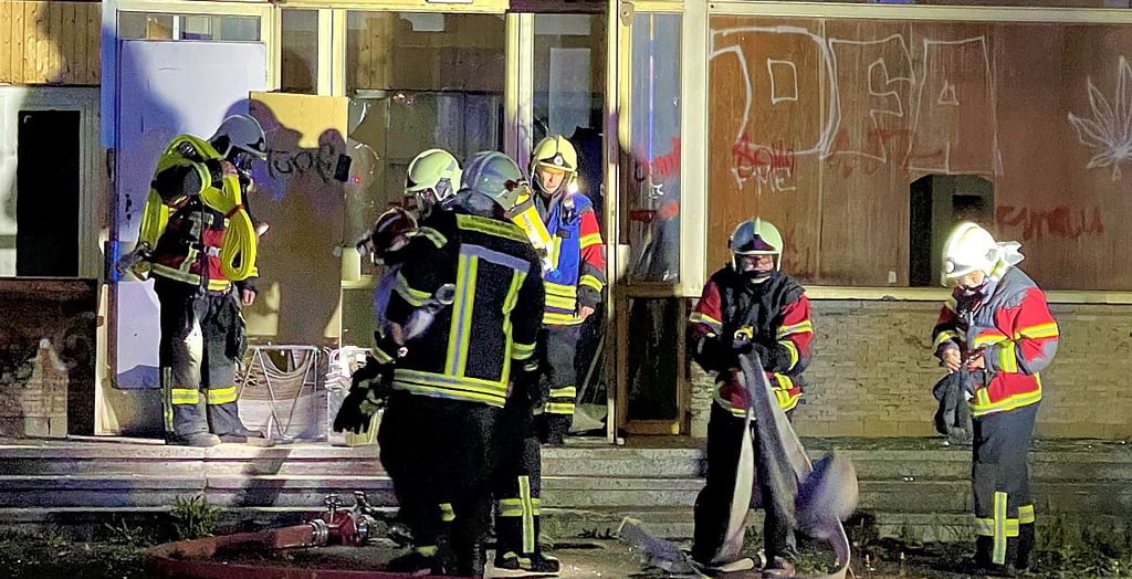 Hier gehen die Feuerwehrleute zum Innenangriff über.