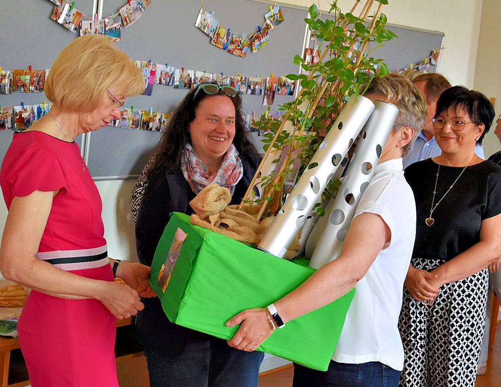 Von Wegbegleitern und  Kollegen aus der Stadtverwaltung erhielt Sabine Wendler (links) zahlreiche Geschenke und Glückwünsche.
