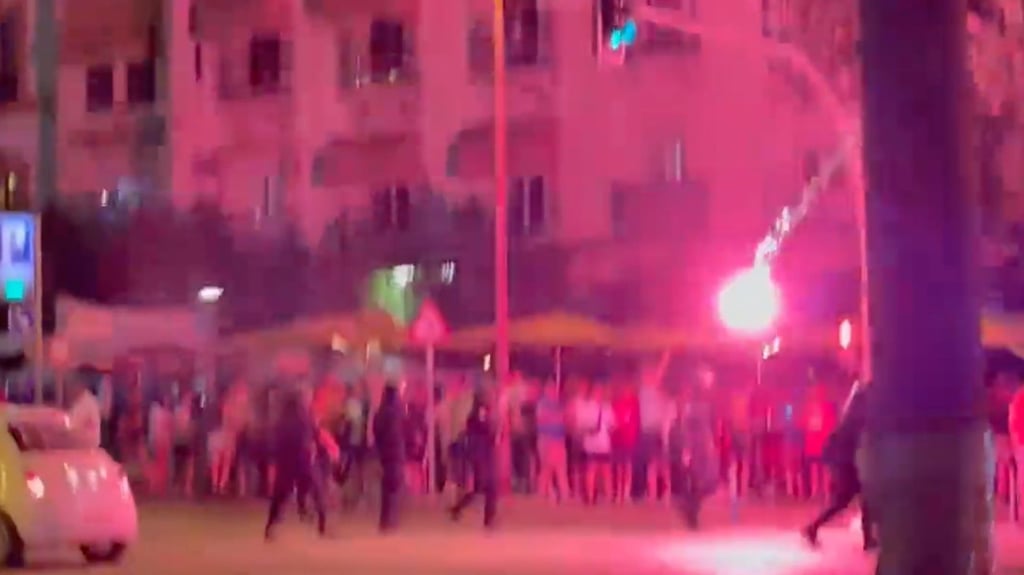 Pyrotechnik fliegt in eine Gruppe Rangers-Fans.