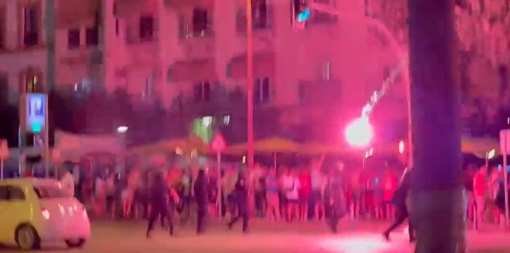 Pyrotechnik fliegt in eine Gruppe Rangers-Fans.