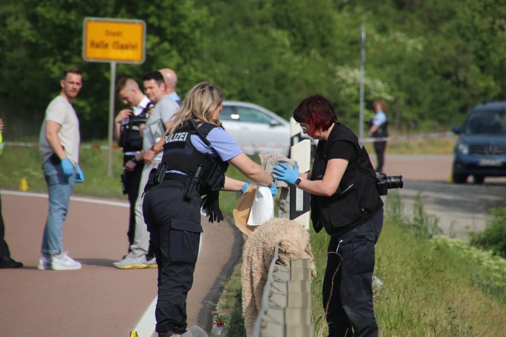 Die Polizei suchte und sicherte am Tatort Spuren. Was sich genau dort abspielte, ist noch immer unklar.