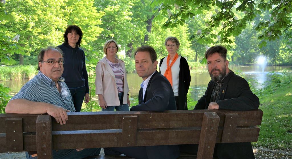 Das gepflegte Areal am Karpfenteich in Kalbe lädt zum Verweilen ein – auch dank der gesponserten Bänke. Ortsbürgermeister Heiko Gabriel (von links), Melissa Schmidt und Heidrun Starke (Tourismusverein), Raiffeisenbank-Vorstand Michael Kuffner, Raiffeisen-Mitarbeiterin Cornelia Schulz und Kalbes Bürgermeister Karsten Ruth waren zur offiziellen Übergabe erschienen.