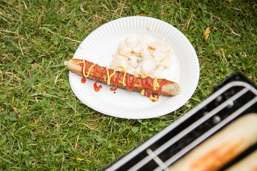 Erst wird die Wurst gegessen - und dann? Pappteller werden oft falsch entsorgt.