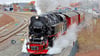 Ein Zug der Harzer Schmalspurbahnen startet in Wernigerode – fast alle Strecken  des Unternehmens werden mit dem 9-Euro-Ticket deutlich günstiger.