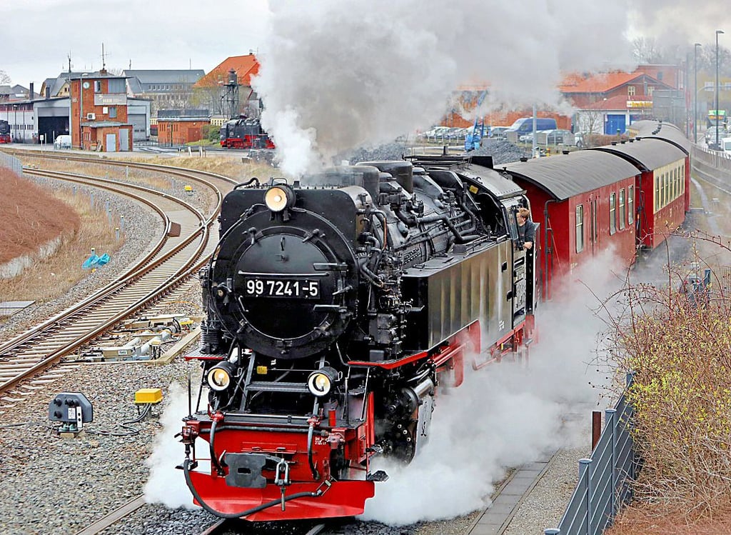 Ein Zug der Harzer Schmalspurbahnen startet in Wernigerode – fast alle Strecken des Unternehmens werden mit dem 9-Euro-Ticket deutlich günstiger.