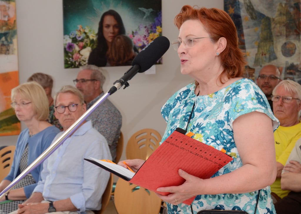 Haldenslebens suspendierte Bürgermeisterin Regina Blenkle hat gegen die Bürgermeisterwahl Einspruch erhoben. Bei der Stadtratssitzung am Donnerstagabend kritisiert sie die Stellungnahme der Stadtwahlleiterin dazu.
