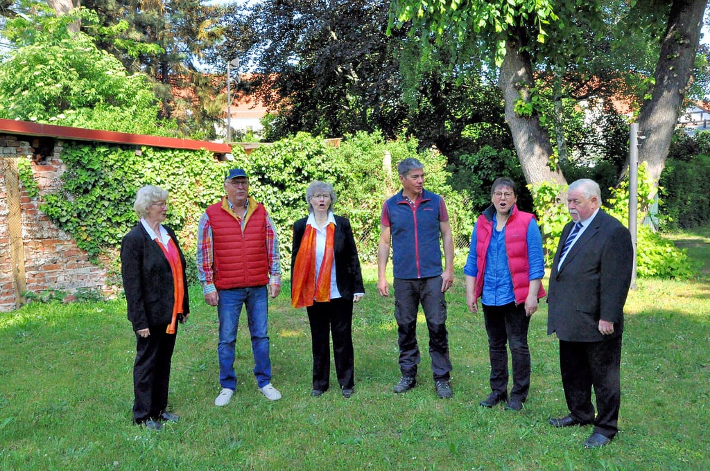Für das Foto haben Brigitte Knopp (von links), Bernd Felscher, Carola Ebert, Andreas Pichotka, Christiane Vibrans und Martin Schultze „So ein Tag, so wunderschön wie heute" gesungen.
