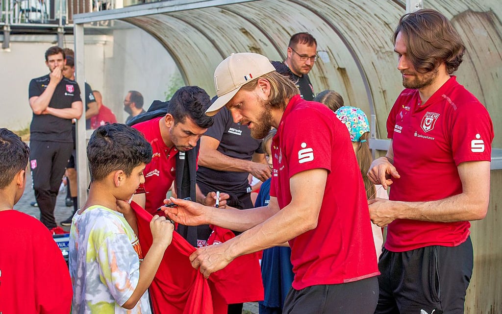 Gefragt bei den jungen Autogrammjägern direkt vor der HFC-Bank: die halleschen Profis wie Marcel Titsch Rivero (Mitte).