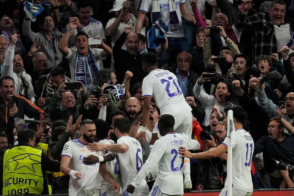 Die Spieler von Real Madrid feiern das Tor in der Verlängerung.