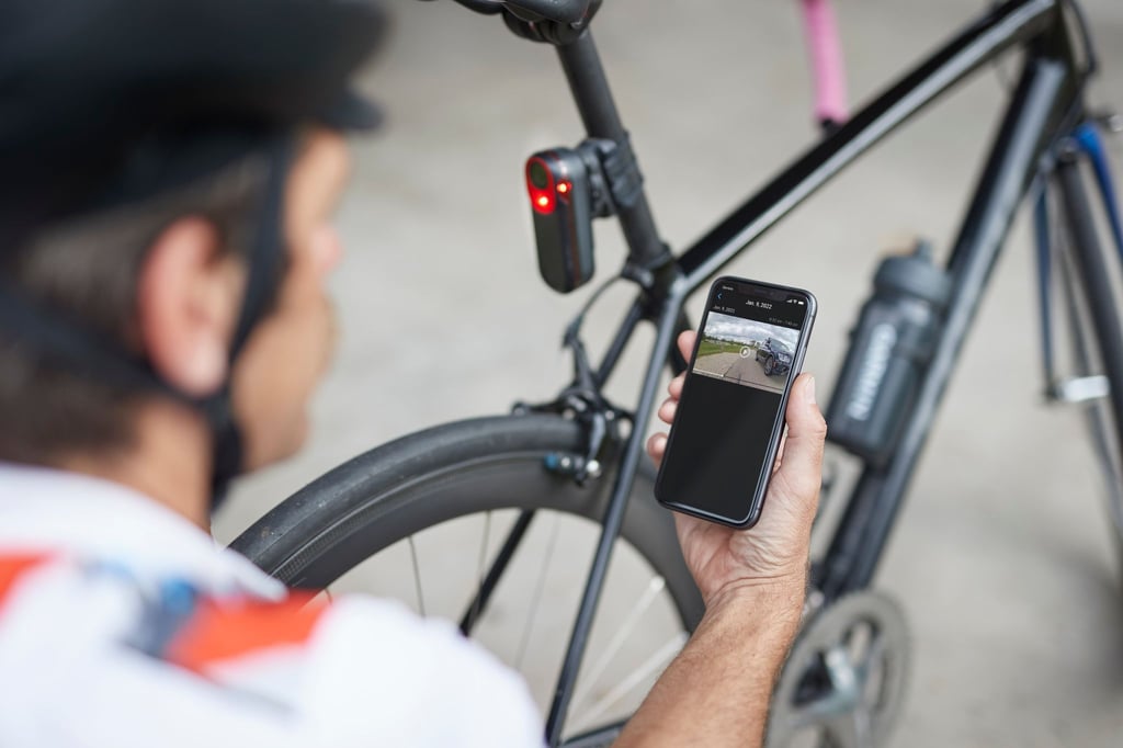 Das war knapp: Die Garmin Varia RCT716 zeichnet auf, wenn Fahrzeuge gefährlich nahe gekommen sind und dokumentiert wie eine Dashcam im Auto Unfälle. Die Sequenzen lassen sich auf dem Smartphone anschauen.