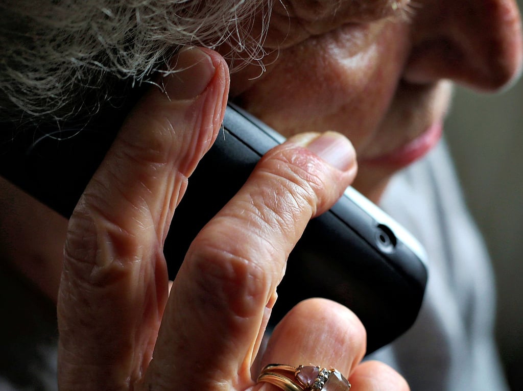 In Harsleben versucht ein Mann im Namen der Caritas telefonisch Termine zur Pflegeberatung zu vereinbaren. Eine Rentnerin wird misstrauisch und handelt schnell.
