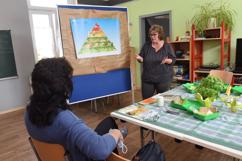 Ernährungsberaterin Haike Seeger gab zum Gesundheitstag im Mehrgenerationenhaus „Sternschnuppe“ in Eisleben Tipps zu gesunder Lebensweise.