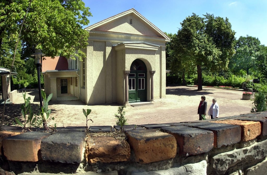 Blick auf die Trauerhalle im Nordfriedhof.