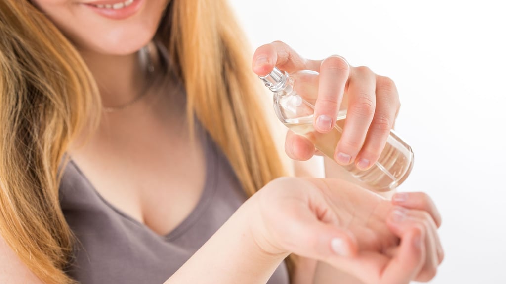 An Körperstellen, an denen man den Puls gut fühlen kann, verbreitet sich Parfüm am besten.