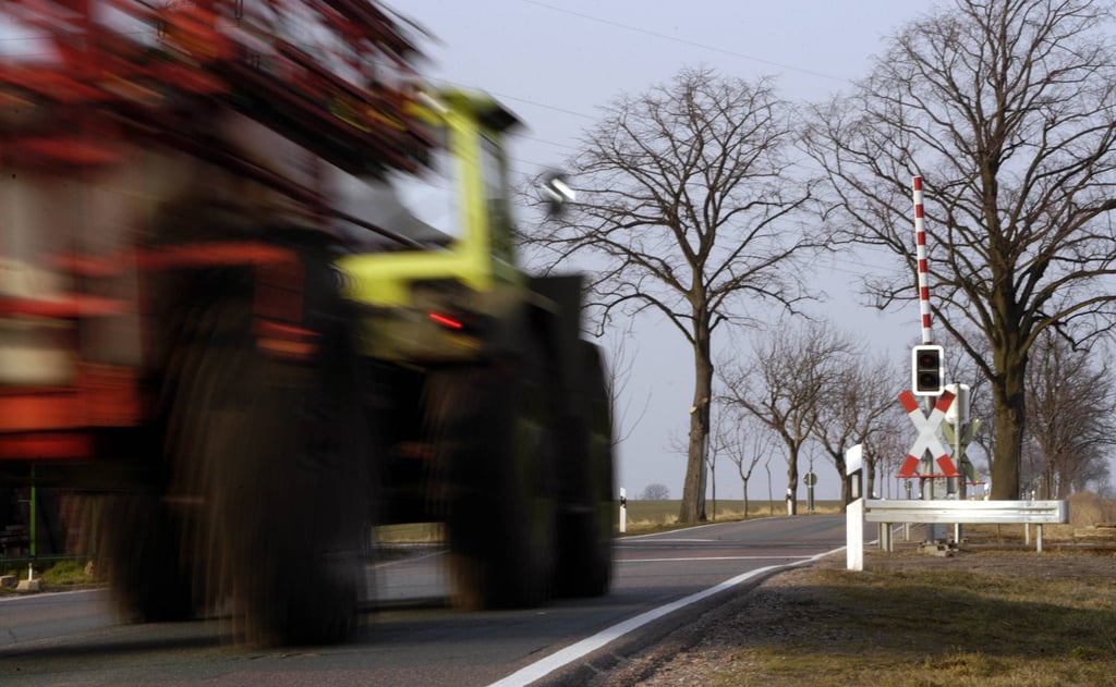 Ein Traktor an einem Bahnübergang (Symbolbild)