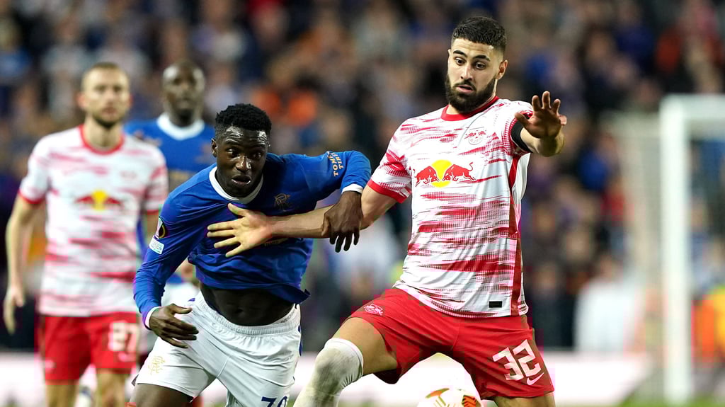 Josko Gvardiol (l.) hält sich einen Gegenspieler vom Leib.