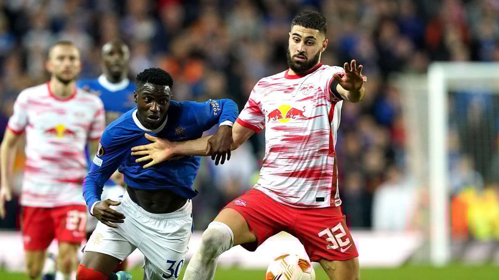 Josko Gvardiol (l.) hält sich einen Gegenspieler vom Leib.