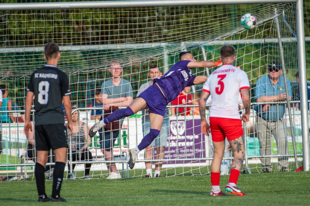 Naumburgs Keeper Akid Khalil zeigt in der ersten Halbzeit einige Glanzparaden. Links SCN-Akteur Philipp Döring, rechts HFCer Jan Löhmannsröben.