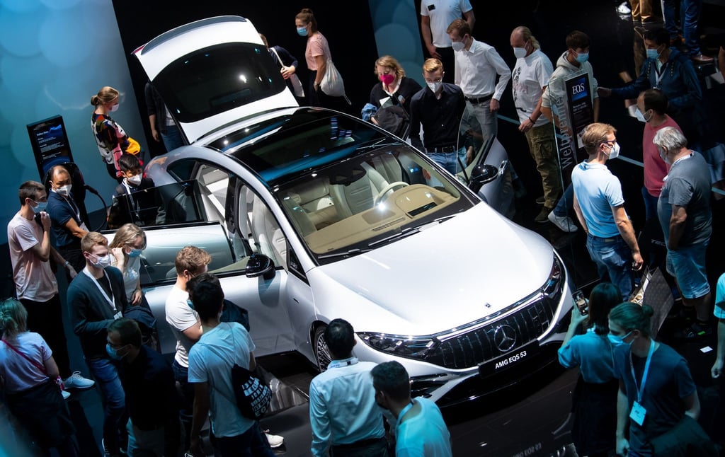 Ein Mercedes AMG EQS 53 auf der IAA Mobility 2021 in München.