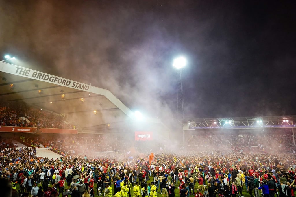 Die Fans von Nottingham Forest feiern auf dem Spielfeld, nachdem ihr Team das Playoff-Finale erreicht hat.