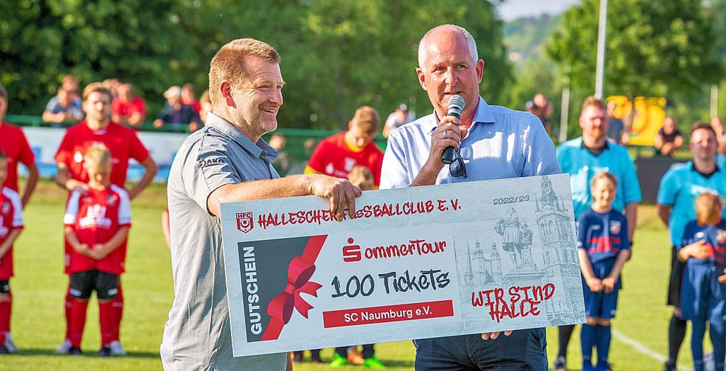 HFC-Präsident Jens Rauschenbach (r.) überreicht SCN-Vize Stefan Rupp einen Gutschein über 100 Tickets für Heimspiele des Drittligisten.