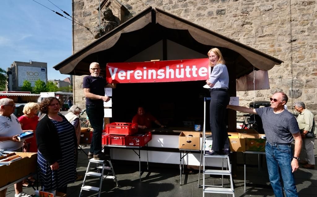 Die neue Vereinshütte auf dem Marktplatz wurde von den Freunden der Stadtbibliothek und der Kulturbeigeordneten Judith Marquardt am Donnerstag eröffnet.