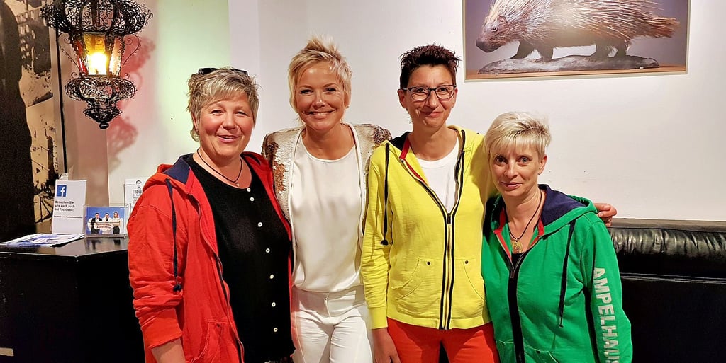 Inka Bause und drei Fans der IG Ampelhaus, die sich auf den Abend in der Reihe „Lebenswege“ mit Andreas Kurtz freuen.